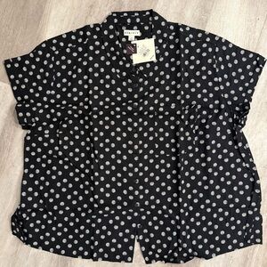 Brand New Ava & Viv Black Shell Print No Gap Button Front Top 4X NWT